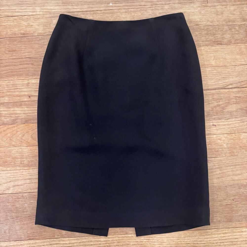 Loft black knee length pencil skirt size 2P
b71